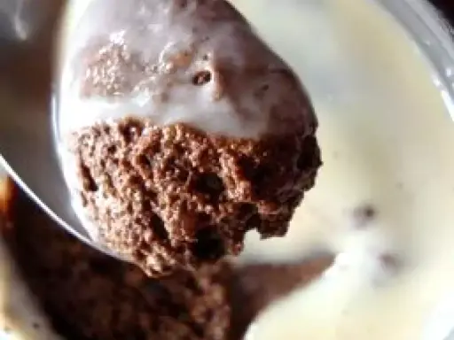 Cuillère de mousse au chocolat aérienne trempée dans une crème anglaise onctueuse. Un délice !