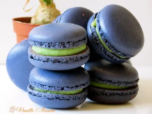 Macarons bleus avec une garniture verte vibrante, parfaits pour une recette macaron pistache.