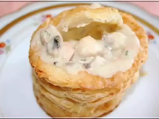 Une délicieuse croute pour bouchée à la reine, garnie d'une sauce crémeuse et de champignons.