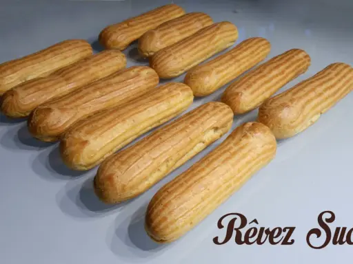 Douze éclairs dorés, prêts pour une recette pâte à choux. Un délice à savourer !