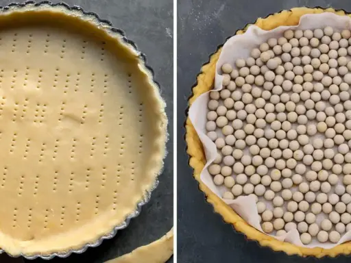 Pâte brisée dans un moule, prête pour le pré-cuisson. La deuxième image montre la pâte recouverte de papier cuisson et de billes pour le temps de cuisson pâte brisée.
