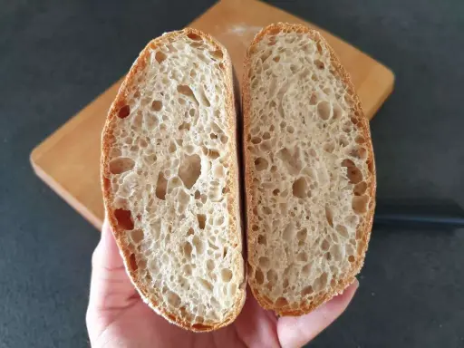 Mise en valeur de la mie aérée d'un pain de 1kg, parfait pour un temps de cuisson idéal.