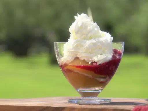 Un délicieux entremet pêche melba, avec sa crème onctueuse, sa compotée de fruits rouges et sa touche de pêche. Un régal pour les yeux et les papilles.