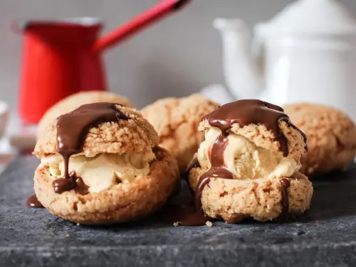 Délicieux profiteroles chocolat, garnis de glace et nappés de sauce au chocolat, prêts à être dégustés.