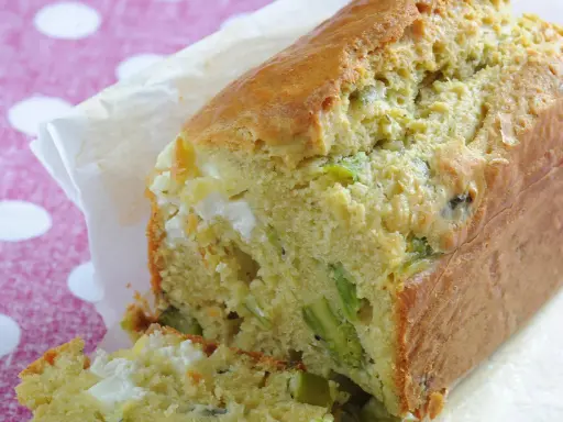 Savoureux cake salé à la période asperge verte et fromage frais, idéal pour un brunch printanier.