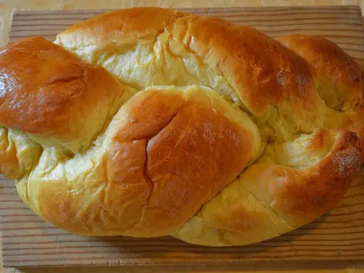 Une brioche vendéenne tressée, dorée et moelleuse, prête à être dégustée.