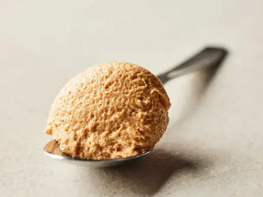 Une cuillère de mousse praliné, légère et aérienne, prête à fondre en bouche.