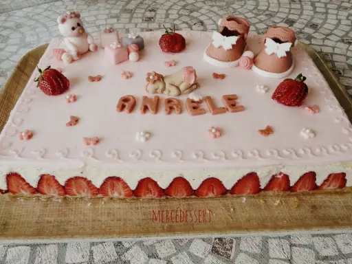 Fraisier rectangulaire pour 20 personnes, décoré d'un bébé endormi, de chaussons roses et du prénom "Anaële".