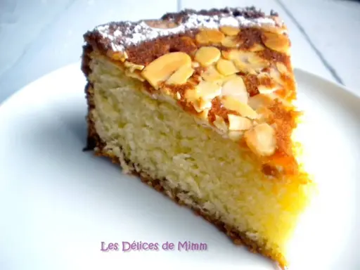 Une part de pain de gêne moelleux, garnie d'amandes effilées et saupoudrée de sucre glace. Un délice !