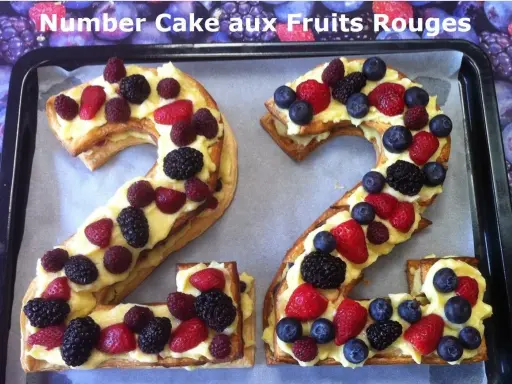 Un délicieux number cake aux fruits rouges, formant les chiffres 2 et 4, garni de crème pâtissière et de baies fraîches.