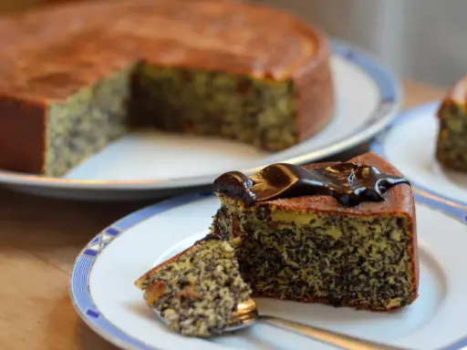 Tranche de gâteau pavot allemand, généreusement nappée de chocolat noir. Un délice à savourer.