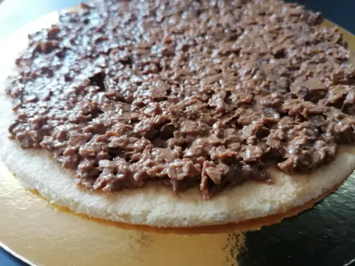Gâteau à la génoise garni d'une généreuse couche de croustillant gavotte chocolat.