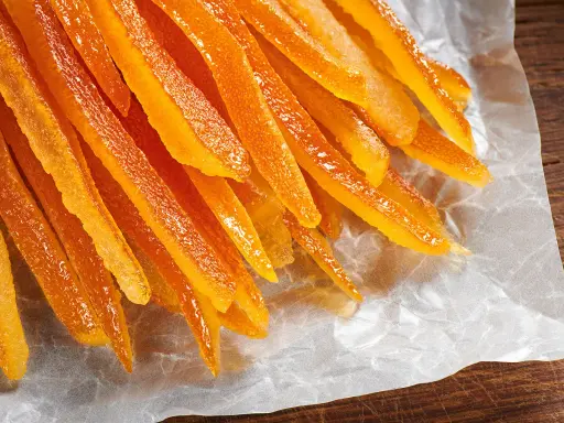 Bâtonnets d'oranges confites, une recette rapide pour un délice sucré et acidulé.