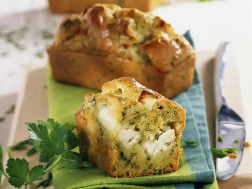 Un délicieux cake de Sophie aux courgettes et feta, garni de morceaux généreux de fromage.
