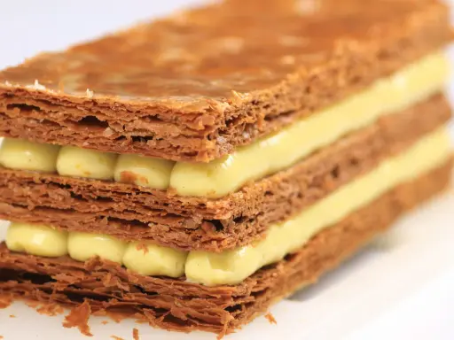 Un délicieux mille feuilles croustillant avec une crème pâtissière onctueuse.