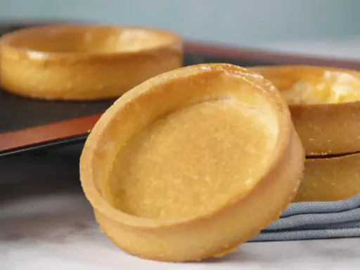 Des fonds de tartelettes dorés, prêts pour une recette pâte sucrée. Parfaits pour des desserts gourmands.