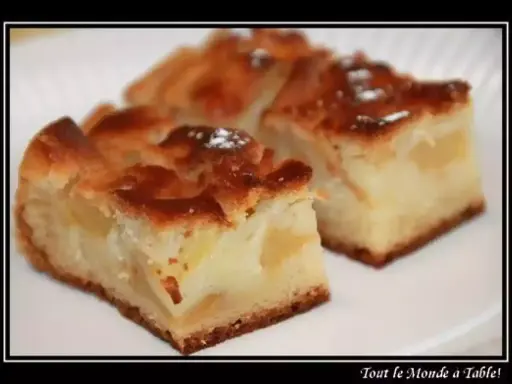 Trois parts de gâteau moelleux sans oeuf aux pommes, saupoudrées de sucre glace, sur une assiette blanche.