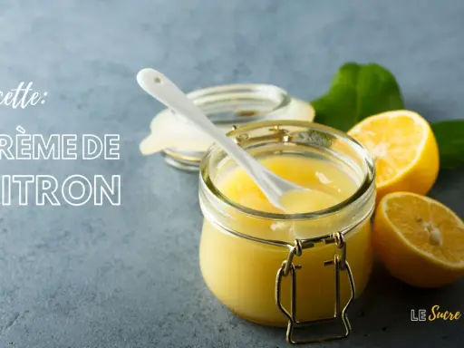 Une recette de crème au citron rapide, prête à être dégustée. Un pot en verre rempli de cette crème onctueuse, avec des citrons frais et des feuilles vertes.