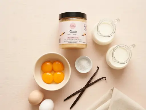 Ingrédients pour une recette turbine à glace : jaunes d'œufs, lait, vanille en poudre, gousses de vanille, sel.