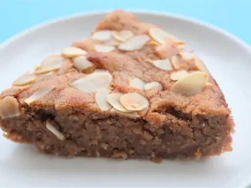 Tranche de gâteau aux amandes, parfaite pour une recette marron gourmande.