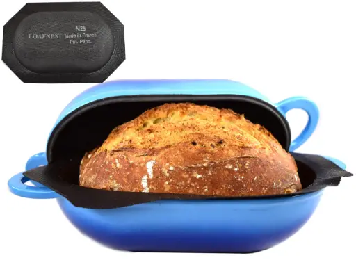 Pain doré dans une cocotte bleue, prêt pour la cuisson. Le couvercle noir avec "LOAFNEST" suggère une cuisson parfaite, chaleur tournante ou pas.