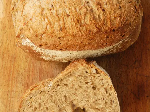 Un pain artisanal, avec une croûte dorée et une mie aérée, parfait pour apprendre comment obtenir un pain très alvéolé.