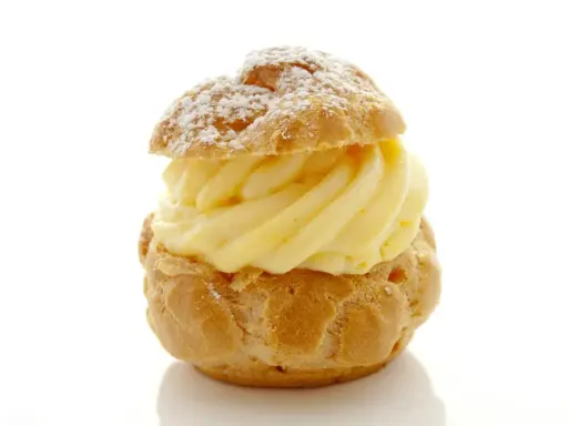 Un déliceux chou à la crème, saupoudré de sucre glace, avec une généreuse garniture de crème pâtissière onctueuse.
