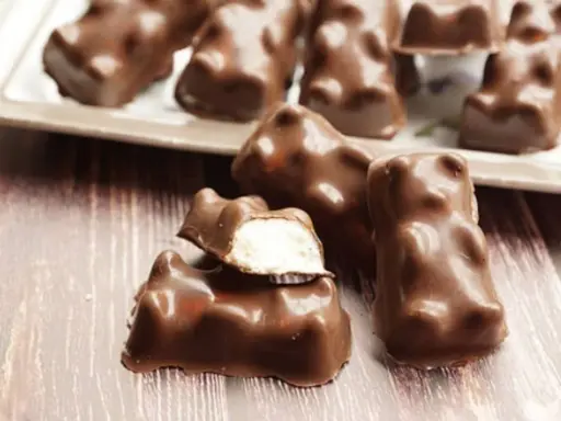 Délicieux oursons guimauve enrobés de chocolat, parfaits pour une recette gourmande. Un délice à croquer !