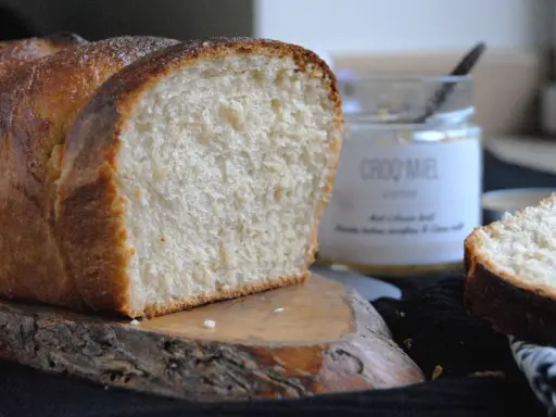 Une belle brioche au levain avec une mie filante, prête à être tartinée de miel.