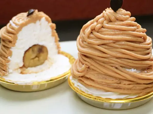 Deux délicieux mont blanc dessert, l'un coupé pour révéler une châtaigne entière au cœur de sa crème onctueuse.