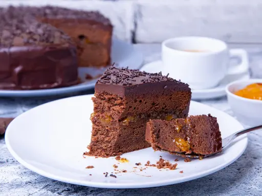 Une part de Sachertorte, parfaite pour une recette gourmande, avec sa ganache au chocolat et sa confiture d'abricots.