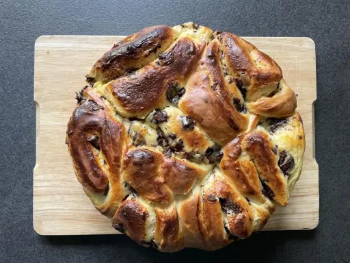 Gâteau chinois traditionnel au chocolat, doré et moelleux, prêt à être dégusté. Une recette gourmande pour le plaisir.