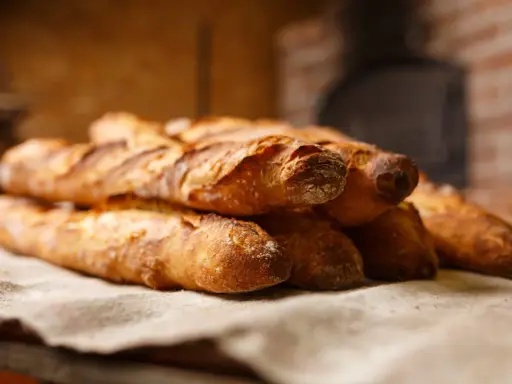 Baguettes dorées, croustillantes, prêtes à être dégustées. La température cuisson pain parfaite pour un goût authentique.