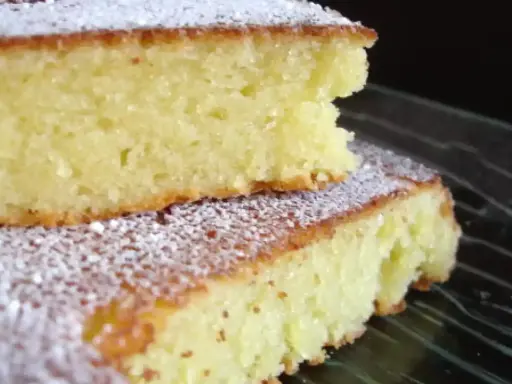 Tranches de gâteau moelleux à la pâte d'amande, saupoudrées de sucre glace.