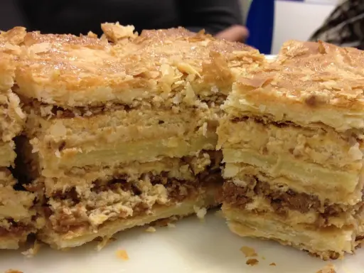 Gâteau feuilleté aux 2000 feuilles, une création gourmande de Pierre Hermé, aux couches croustillantes et à la crème onctueuse.