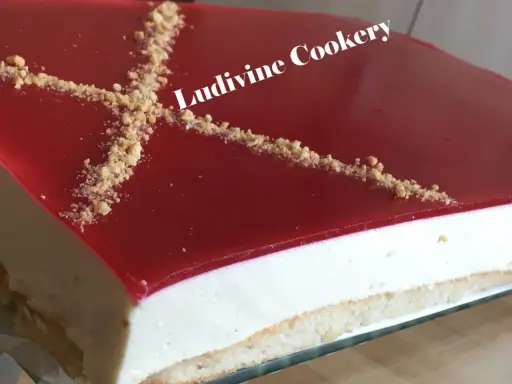 Un délicieux bavarois vanille avec un glaçage rouge vif et une touche croquante de miettes. Parfait pour une occasion spéciale !