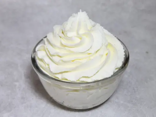 Chantilly aérienne, parfaitement montée au robot pâtissier, dans un bol en verre. Un délice pour les yeux et les papilles.