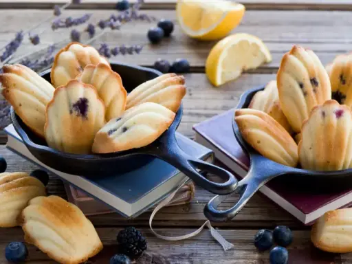 Délicieux biscuits madeleine aux myrtilles, préparés avec le Thermomix, sur fond de lavande et de citrons.