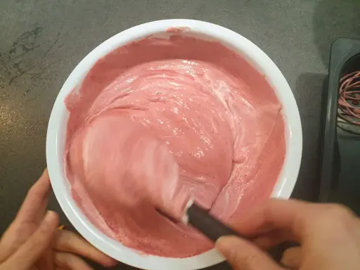 Préparation d'une délicieuse mousse aux fruits rouges, une astuce pour faire tenir une mousse sans gélatine. La texture est aérienne et onctueuse.