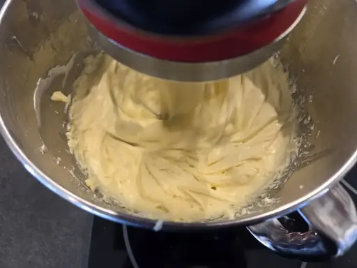 Un robot pâtissier mélange une crème onctueuse, prête à garnir vos desserts.