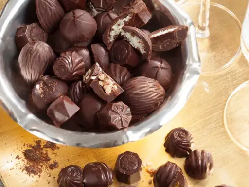 Assortiment de chocolats maison fourrés, certains à la noix de coco, d'autres aux fruits secs. Une invitation à la gourmandise.