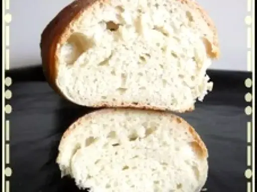 Pain poolish, une mie aérée et une croûte dorée. Parfait pour le cuisson le lendemain.