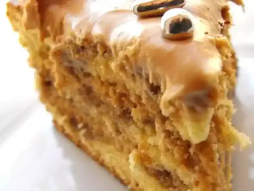 Tranche de gâteau moka café, avec glaçage onctueux et décorations gourmandes. Un délice pour les amateurs de café.