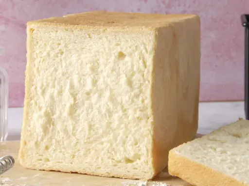Un pain de mie parfait, tout juste sorti du four. La cuisson du pain de mie est une étape clé pour obtenir cette mie aérée et cette croûte dorée.