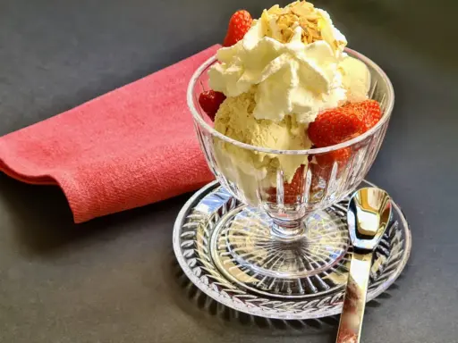 Glace vanille, fraises fraîches, chantilly et amandes effilées pour une délicieuse recette fraise melba.