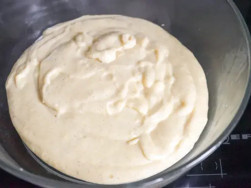 Crème pâtissière au beurre, onctueuse et parsemée de points de vanille, prête à garnir vos desserts.