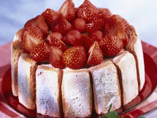 Charlotte aux biscuits roses de Reims, garnie de fraises fraîches et d'une crème onctueuse au mascarpone. Un délice fruité et léger.