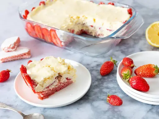 Un délicieux tiramisu fraise biscuit rose, garni de fruits frais et d'une crème onctueuse.