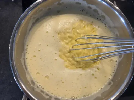 Préparation d'une crème diplomate à l'agar agar dans une casserole, fouet en action.