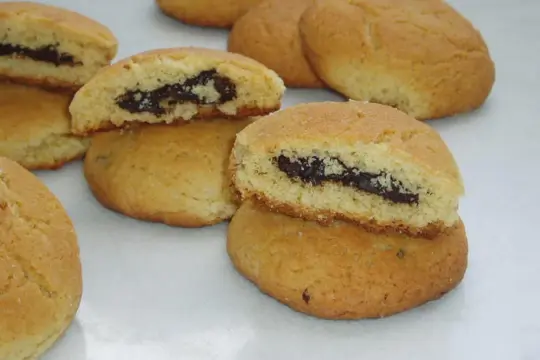 Délicieux sablés moelleux garnis d'une ganache au chocolat. Parfaits pour accompagner votre café ou thé.